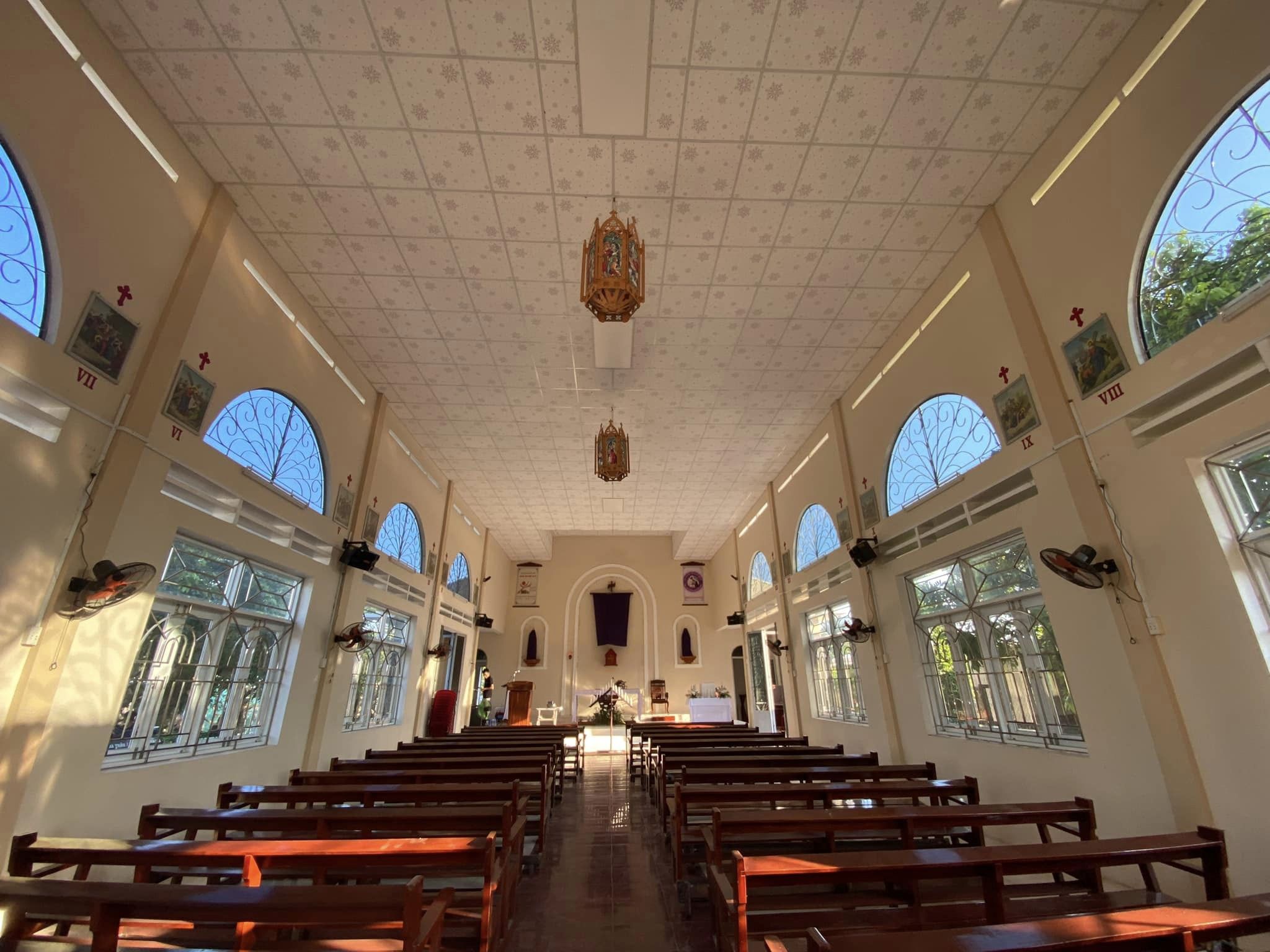 Các nhà thờ và đền đài.